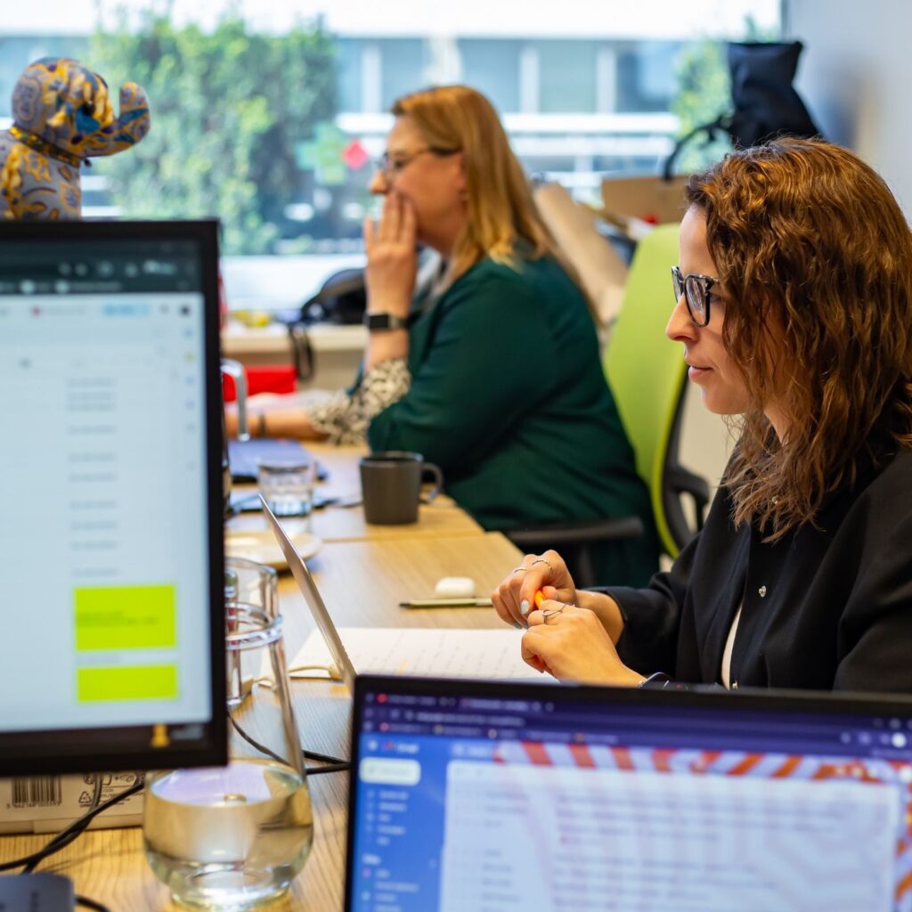 Kolegyně ze Sales House Group pracují v open space kanceláři a ukazují každodenní spolupráci administrativního týmu.