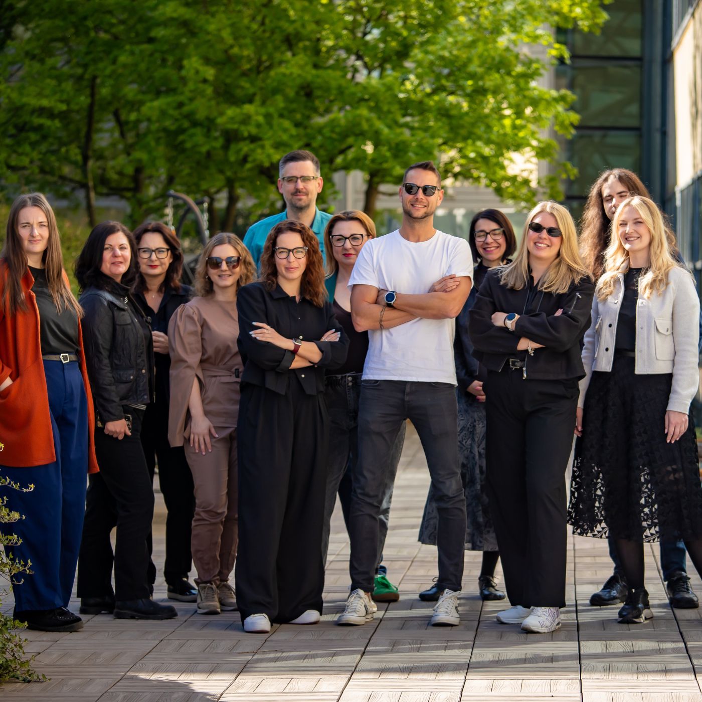Tým Sales House Group na společné fotografii před kanceláří představuje zázemí firmy, office a vývojové pozice i přátelskou firemní kulturu.